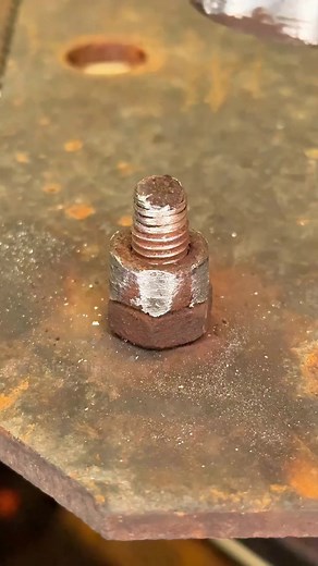 14K views · 20 reactions | How to remove a rounded nut with a bolt extractor socket on a rusty stud _roundednut _boltextractor _mechanictricks __✅I show how to remove a rounded rust | turbotipsdiy | Facebook