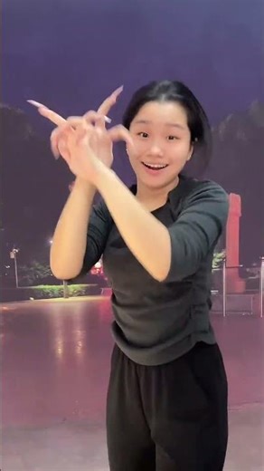 Finger Dance to ‘Basuri Dance’ DJ KRZ | Energetic Electronic Music Hand Performance