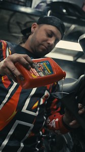 En el taller se ve de todo: motores secos, motos recalentadas y dueños arrepentidos. 😅 Un cambio de aceite a tiempo y ponerle el que es, vale menos que un motor nuevo. Así que mejor mantén tu moto siempre firme con Havoline 4T. 🔥 | Havoline Colombia