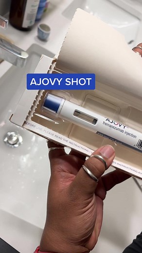 Heres how i do my shot #migrainerelieftok #ajovy #autoinjector #migraineur #neisvoid #migraine
