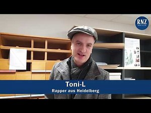 Toni-L übergibt Gegenstände für Hip-Hop-Archiv in Heidelberg