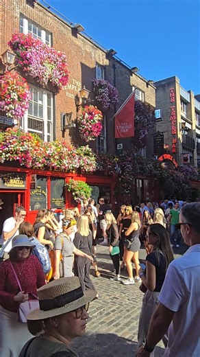 12 07 2025 Temple Bar area is packed. High temperature, beautiful colours and blue sky. | Travelling Ireland