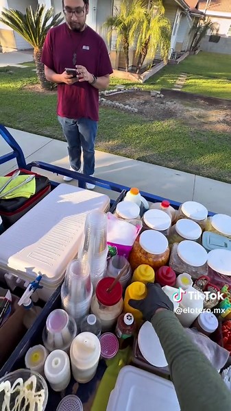 Hoy conocimos a Angel en la ruta vendiendo 🌽#vendedorambulante #elotes #esquites #viral_video #saxofón