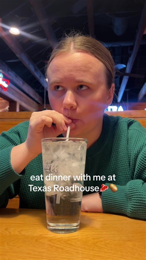 a solo dinner tonight🥩🥔 #texasroadhouse #eatwithme #momdinner #texasroadhouserolls #dinnertime