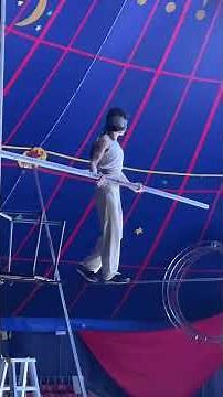Insane Blindfolded Tightrope Walking! Incredible High Wire Circus Act! 屏住呼吸！高空蒙眼走钢丝现场，心理素质太强了！