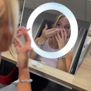 Step out in confidence with contact lenses. Free trial, expert advice and a wide range of contact lenses for any lifestyle. | Vision Express