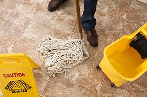 How to easily clean a dirty mop head