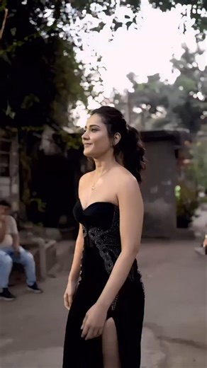 Viral Bhayani on Instagram: "At De Beers Manifestival 2026, Raashii Khanna discovered the Natural Diamond Intention Pendant. Formed over billions of years, carrying the universe’s energy from nature’s heart to hers. @heerahaisadakeliye @forevermarkbydebeers #NaturalDiamonds #Manifestival2026 #IntentionPendants #realdiamond #DeBeersGroup"