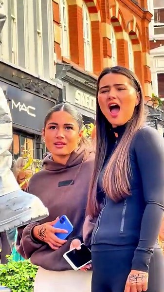 Pigeons and People can not Resist the Silverman Statue! | Covent Garden Magic.