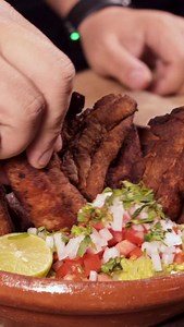 166K views · 42K reactions | Un secreto que te voy a compartir para esta receta de chicharrones… a parte de utilizar la carne de cerdo kekén, que me gusta por su calidad. #Kekén #CarnedeCerdo #ParrillasGloriosas #CortesSelectosKekén #KekénCarnedeCerdo kekenmexico | Munchies Lab | Facebook