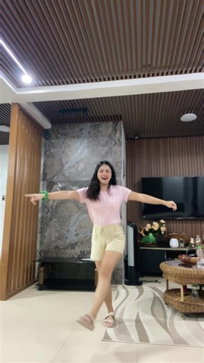 Apt dance 🤙🏻 #fyp #dance #fypage #foryou #trendingvideo #tiktokviral #vibes #fypp #dancechallenge #trend #fy #2024 #newtrend #trending #cessdy #apt #brunomars #roseblackpink