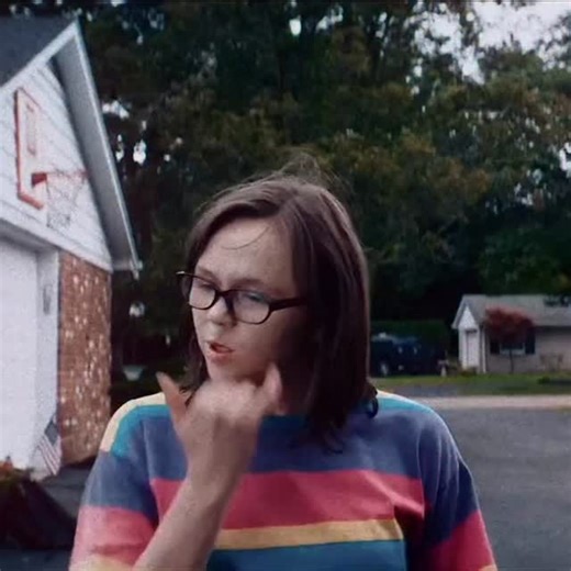 films and tv❣️ on Instagram: "Dinner in America runs on chaos, noise, and emotional blunt force, using punk energy to tell a surprisingly sincere story about alienation and connection. The film throws you into the margins — suburban basements, parking lots, house shows — where anger and loneliness coexist without apology. Nothing is softened. Nothing is polished. And that’s exactly the point. Simon moves through the world like a live wire, rejecting authority, structure, and expectation before t