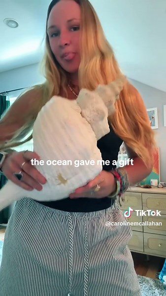 one with the ocean ☺️☺️🤞🏼🤞🏼 #ocean #conch #shell #foryoupage #repost