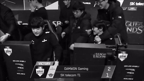 Logitech G PRO X SUPERLIGHT Wireless Gaming Mouse, Ultra-Lightweight, HERO 25K Sensor, 25,600 DPI, 5 Programmable Buttons, Long Battery Life, Compatible with PC / Mac - Black