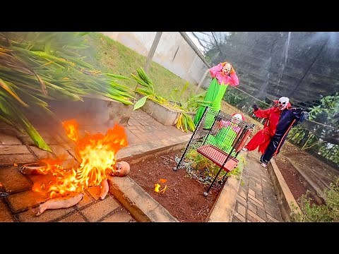 UM DOS BONZINHOS TACOU F0G0 NA BONECA * algo bizarro aconteceu *