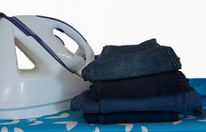 Make A DIY Purse Out Of Recycled Jeans In 5 Easy Steps