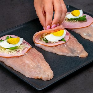 594K views · 10K reactions | Deliciosos rolinhos de peito de frango! Meus convidados “brigam” por causa deles! Ingredientes: peito de frango - 400 g sal - 5 g pimenta preta - 3 g para o recheio: presunto - 200 g parmesão - 100 g salsa - 50 g mussarela - 100 g ovos cozidos - 2 unidades para o toque final: ovo - 1 unidade leite 20 ml pão ralado - 50 g azeite - 20 ml NO FORNO 180° C/40 minutos | Cookrate - Brasil | Facebook