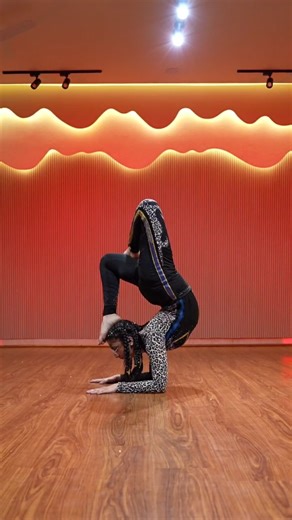 How long can you hold this elbow stand? 💫 #contortion #elbowstand #fypage #fypppp