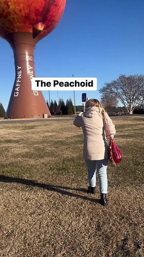 4.8K views · 53 reactions | El Peachoid de Gaffney es un tanque de agua localizado a un costado de la autopista interestatal 85, entre las salidas 90 y 92, construido en 1981 con la forma de un durazno (peach, en inglés). Tiene una altura de 135 pies (unos 40 metros), y contiene un millón de galones de agua. Es uno de los símbolos más significativos de esta región de Carolina del Sur, donde abundan los cultivos de esta fruta. | SC Greenville Digital | Facebook