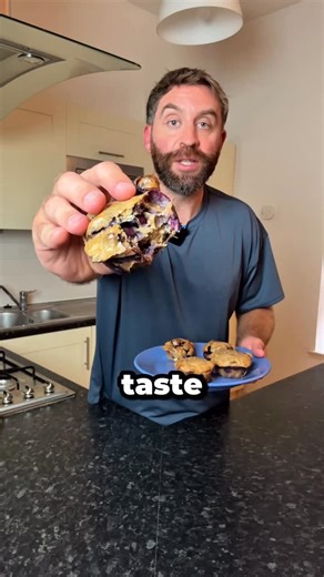 Graeme Tomlinson on Instagram: "Find out if these easy blueberry muffins are worth the hype 🧁⤴️ - Ingredients (makes 5): 2 bananas 220g peanut butter 2 eggs 150g blueberries 30g chocolate chips - Method: 1. In a large mixing bowl add all ingredients and mash/mix with a fork until even 2. Oven bake at 180 degrees for 20/25 minutes spending on preference - Nutrition information (per muffin): Calories: 359 Protein: 17g Carbs: 21g Fat: 23g - Original creator: @lukezfit - #muffins #snack #nut