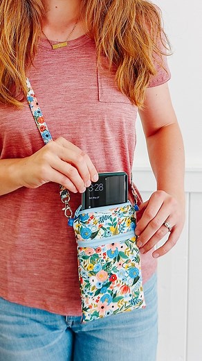Learn how to make a cell phone bag with a free sewing pattern. This tiny crossbody bag is great for essentials and it's a fun sewing project. https://www.heatherhandmade.com/free-cell-phone-bag-pattern/ | Heather Handmade