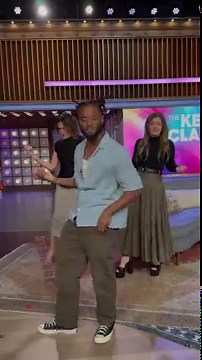 Kelly Clarkson & Mariska Hargitay learn viral SVU dance