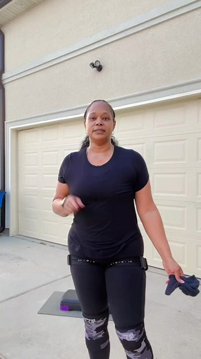 Learn how to straddle the board! This is one of my fav moves in step! Straddling means you’re staying close to the board at all times. Its easy peasy so go practice it😘 #tutorial #learnhowtostep #coach #stepcoach #fyp #fitness