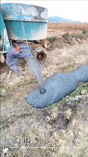 Farmland construction: the whole process of pouring concrete for the canal foundation