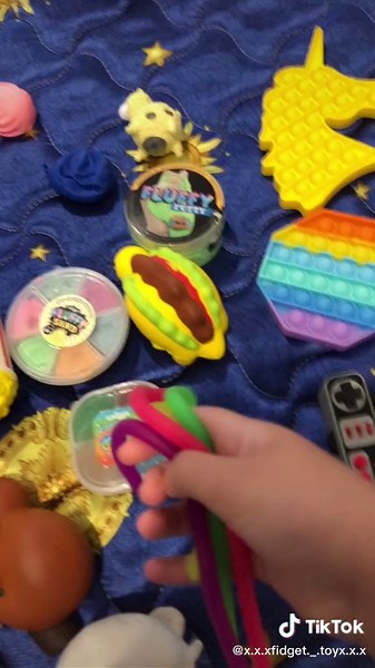 Real fidget trading #fyp #foryoupage #fidget #toys #fidgettoys #trading #sleepover