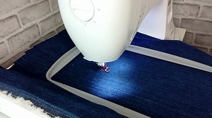 SINGER® Embroidery SE300 250 Built-In Sewing Stitches 7 7/8 Inch (200 mm) Work Are Automatic Needle Threaded Thread Cutter Start/Stop Button 3 STAYBRIGHT™ LED Light Drop Feed Lcd screen 800 Stitches Per Minute 10 Presser Feet Included #sewinglove #easysewing #sewing #diy #singer #sewingaddict #singermiddleeast | Singer Africa Middle East Ltd.