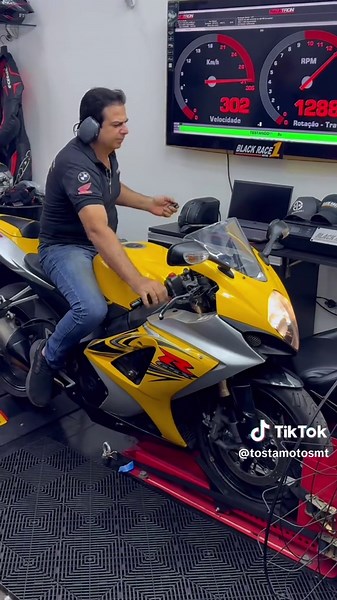 🔥 Top Superbikes na Black Race Motos Quatro máquinas lendárias de 1000cc passaram pelo dinamômetro e mostraram porque são ícones da velocidade: 🏍️ Suzuki GSX-R 1000 🏍️ Suzuki SRAD 1000cc 🏍️ Ducati Panigale V4S 🏍️ BMW S1000R 👉 Todas elas representam o que há de melhor em tecnologia, potência e emoção sobre duas rodas. Mais que motos, são superbikes de respeito que marcaram presença na Black Race Motos. #GSXR1000 #SRAD1000 #PanigaleV4S #BMW1000R #Superbike