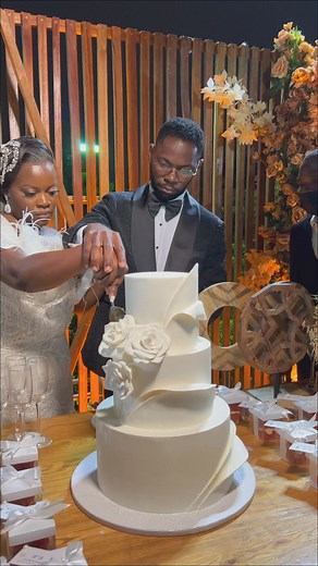 4.1K views · 113 reactions | A união de duas pessoas sempre mostra que algo de sublime, perfeito, sensível e eterno existe.Que Deus vos abençoe SEMPRE ♥️療 Bolo: @noivos.padrinhos.cakes ☎️WhatsApp: 923069058 decoração: @luzmarcdecor ☎️WhatsApp: +244927506060 | Noivos & Padrinhos | Facebook