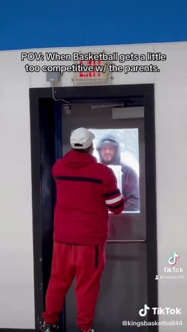 Ref: “You’re out!” Me: cleans window “Don’t worry bro, I got you” 😂💀🏀 #AAUMoments #BasketballLife #TournamentChaos 😂 #HoopsHumor #BasketballParents