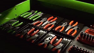 🎶 Blinded by the light 🎶 Check out the new LED Bedliner LED Powertop - now you can find your tools fast in even the darkest shops. | Snap-on Tools