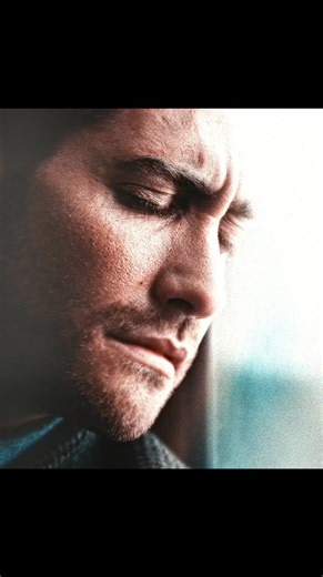 Source code 2011 Helicopter pilot Colter Stevens (Jake Gyllenhaal) is part of a top-secret military operation that enables him to experience the last few minutes in the life of Sean Fentress, a man who died in a commuter-train explosion. The purpose of Colter's mission is to learn the identity of the bomber and prevent a similar catastrophe. As Colter lives Sean's final moments, he becomes more certain that he can prevent the first tragedy from occurring -- as long as he doesn't run out of time.