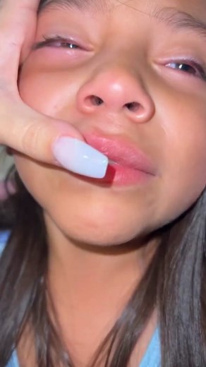 Anyone here got a loose tooth 😅 I’ll pull it for you 🙌🏻😂 #teeth #babyteeth #loosetooth