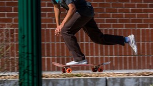 How to Skateboard: The Best Beginners Guide Skateboarding | Tactics