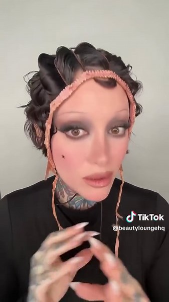 Bonnet waves from the 1920s 👒 retro tech for finger waves 🔥 Follow @beautyloungehq for more! via erinparsonsmakeup #fingerwaves #1920sstyle #vintagehair #hairtutorial #retrobeauty