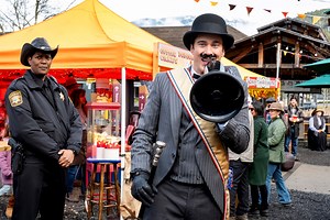 This Throwback Resident Alien Blooper Reel Reminds Us Why We've Always Loved the Sci-Fi Series