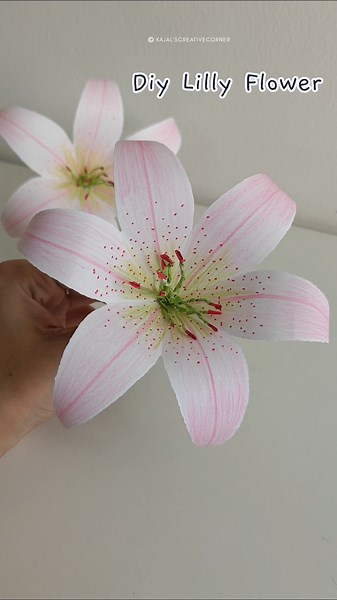 Make a 🌼 BEAUTIFUL Lilly Flower Out of Paper!