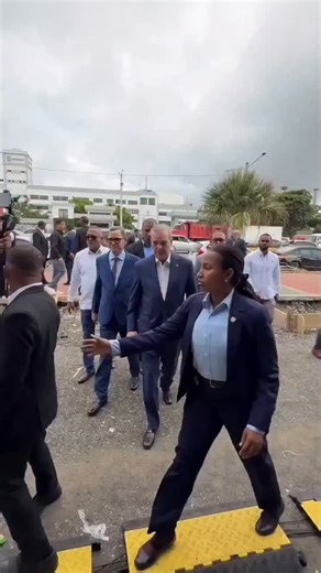 𝗖𝗣𝗠 | 𝗙𝗲𝗺𝗮𝗹𝗲 𝗕𝗼𝗱𝘆𝗴𝘂𝗮𝗿𝗱 — 110% 𝗢𝗻 𝗗𝘂𝘁𝘆? In this footage, we see the arrival of the President of the Dominican Republic at the Jornada de Empleo event. The president is protected by a close protection team from the CUSEP unit — however, one female officer stands out through her actions and performance on duty, demonstrating a high level of focus, proper positioning, and exceptional situational awareness. In the world of close protection, female CP agents still often face pr