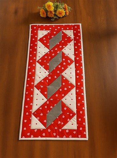 Twisted Pole Table Runner Tutorial #sewing #quilting #crafting #handmade | Indah Sewing