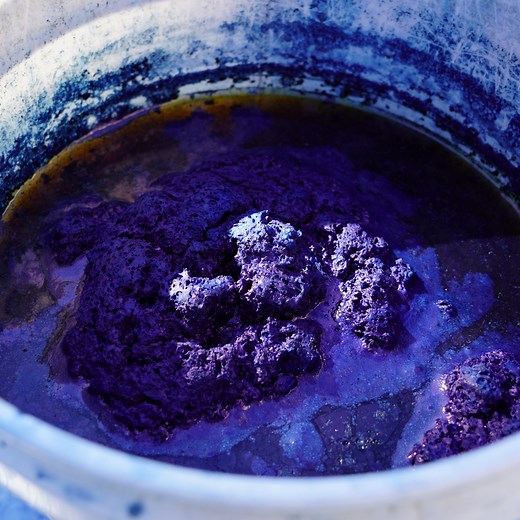 Indigo Dyeing 101: How to Dye with Indigo [Vat Types & Process]