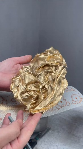 3.4K reactions · 385 shares | Watch this technique on how to use rice paper sails to decorate a cake. This is perfect for fondant cakes and creamcakes. Video Credit: @mamamiahouse #learncakes #ricepaperart #ricepaper #ricepapersail #ricepapersailcake #russianbaker #explore #cakereel | Learn Cakes and Baking | Facebook