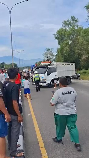 286K views · 4.3K reactions | Hari ini kamis 19/06/2025 tepatnya di Jl ring road mojosongo sedang ada demo oleh pengemudi sopir truck mengenai aturan truck ODOL, bagi penggunaan jalan roda 2 maupun roda 4 yg mau melintas silahkan cari jalur alternatif agar tidak terjebak macet. #truckodol #sopir #demo #ringroad #semuaorang | Rahmat Budi | Facebook
