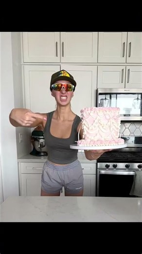 Who did it better? #scottsdalebakery #baker #caketok #sprinkleembroidery #vintagecake #bak