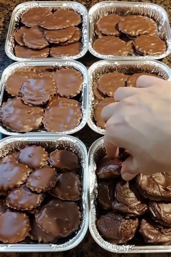 Turtle Candy with Pecans and Caramel - Don't Lose This Recipe 😋 Ingredients: 1 cup (2 sticks) unsalted butter 1 cup packed light brown sugar 1 cup granulated sugar 1 (14-ounce) can sweetened condensed milk 1 teaspoon vanilla extract 1 cup (2 sticks) unsalted butter, softened . Full recipe in comment👇👇 | Yummy Recipes