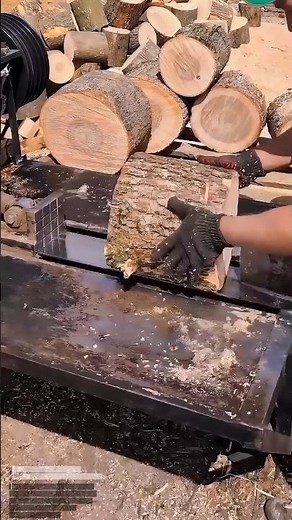 Splitting Large Logs Using a Hydraulic Wood Splitter Machine