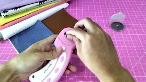 45mm Rotary Cutter with 5pcs Extra Blades, Ergonomic Handle Rolling Cutter with Safety Lock for Fabric, Leather, Crafting, Sewing, Quilting, Fabric Rotary Cutter Perfect for Left & Right Hand(Pink)
