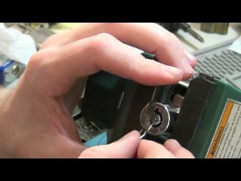 (24) Using Sparrows Mantis Tension Tool to Pick Open a Tubular Vending Machine Lock